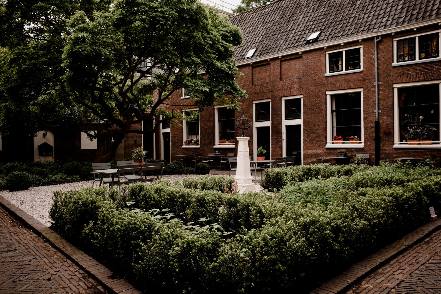 Leiden - Chris A James