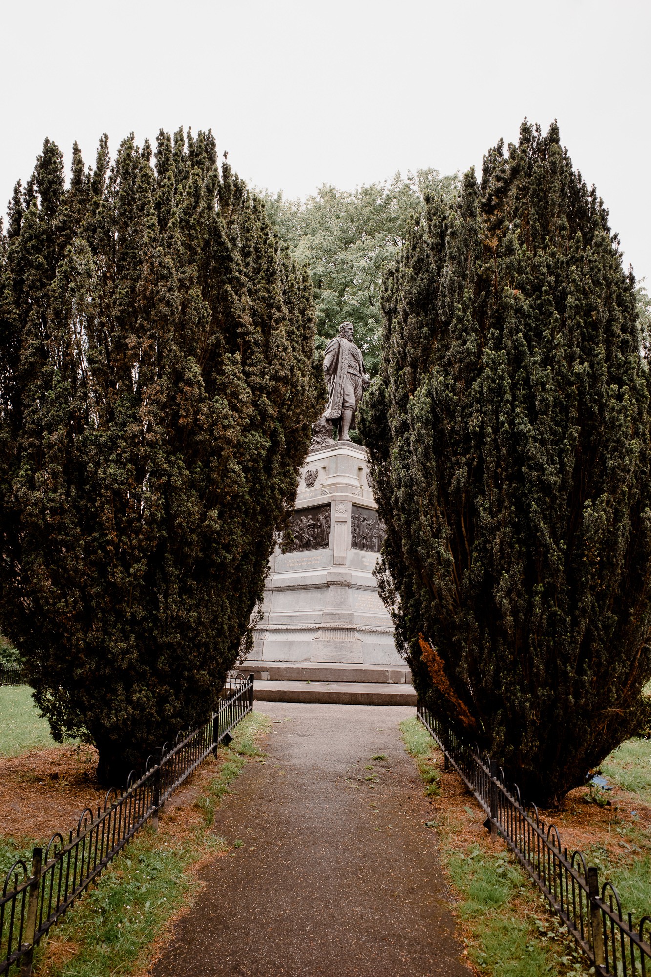 Leiden - Chris A James