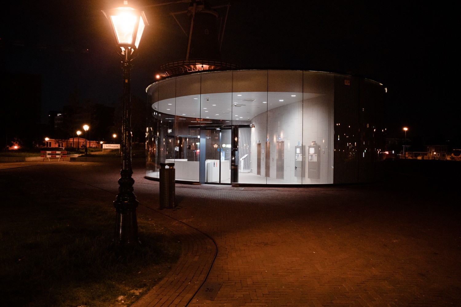 Leiden - Chris A James