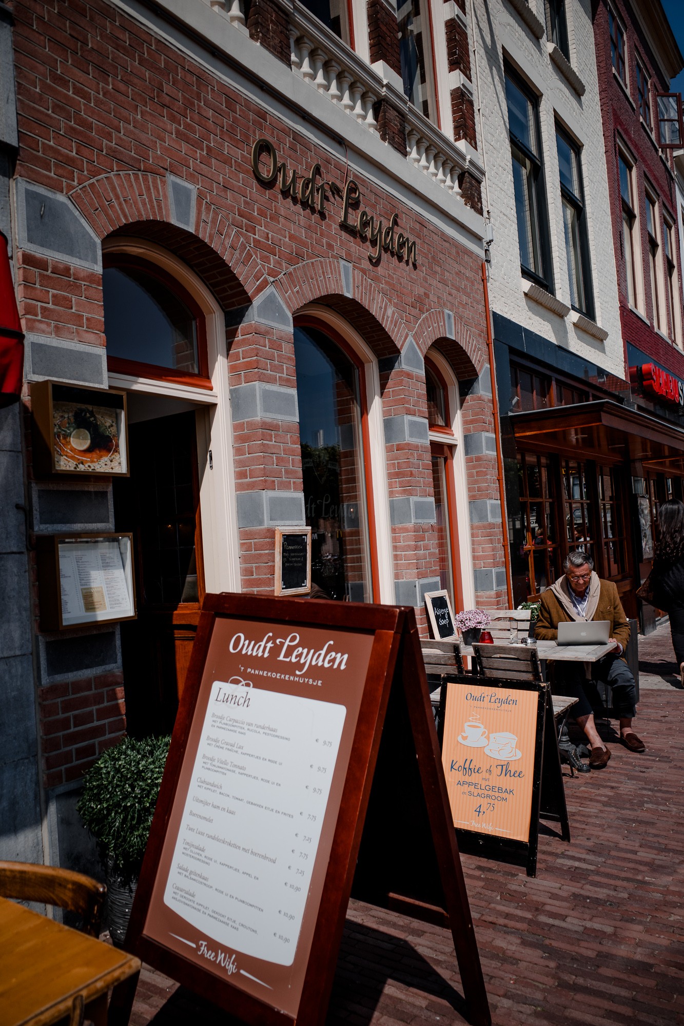 Leiden - Chris A James