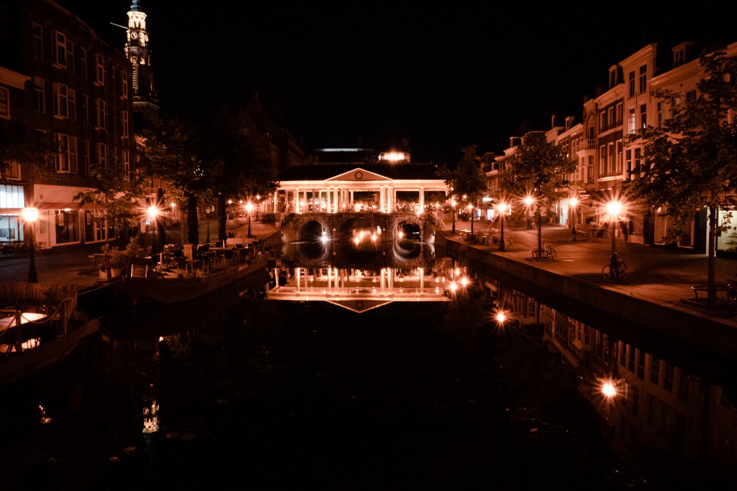 Leiden - Chris A James