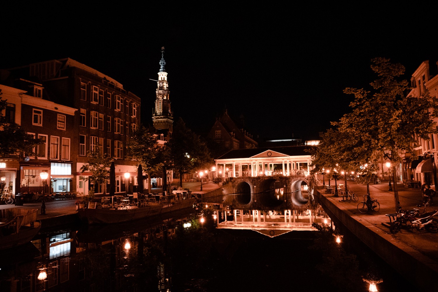 Leiden - Chris A James